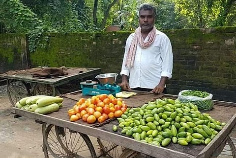 Ram Vriksha Gaur, one of the directors of the famous TV serial Balika Vadhu, is now selling vegetables in Azamgarh district. (Image courtesy: Twitter)