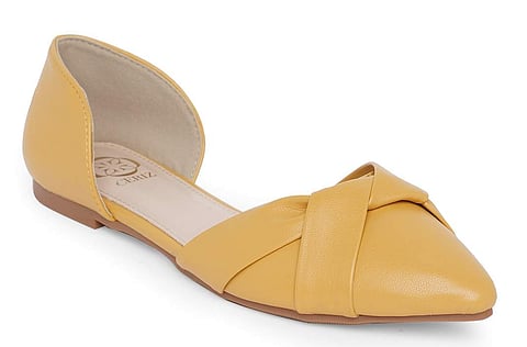 A yellow pump from Ceriz's summer edit