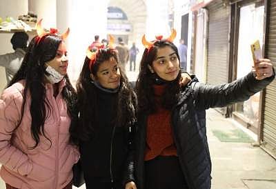 90 per cent of young women edit their photos or use a filter before posting it online: new study