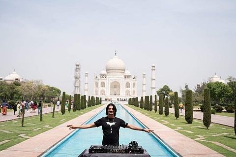 DJ Aqeel with Taj Mahal in the bachdrop