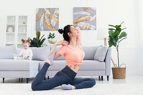 Post pregnancy Yoga helps woman's health (Freepik)