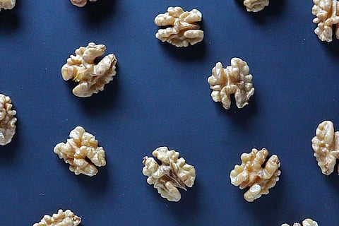 For daily consumption, it is advised to eat about 28 g, or about a handful, of walnuts.