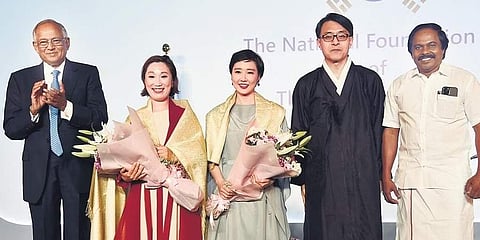 T Mano Thangaraj, Venu Srinivasan, and Young-Seup with Duobud members with Sora Kim, Jihye Lim