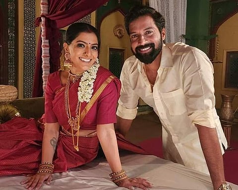 A still of Santhosh Prathap with Varalaxmi Sarathkumar in Kondraal Paavam