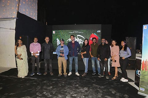 The cast and crew of Manabjamin