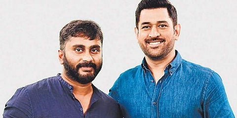 Ramesh Thamilmani (L) with MS Dhoni. (File photo| EPS)