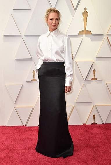 Uma Thurman was spotted wearing Bottega Veneta for the Oscars 2022 awards ceremony, ensuring a stunning and chic look.