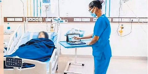 A patient being treated as the doctor connects with the Cloudphysician team remotely.