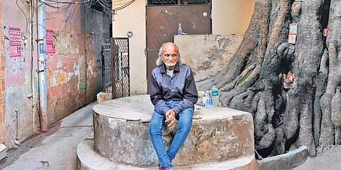 Nem Singh (70) lounging under a Peepal tree at Kucha Lalman (Photo | Express, Shekhar Yadav)