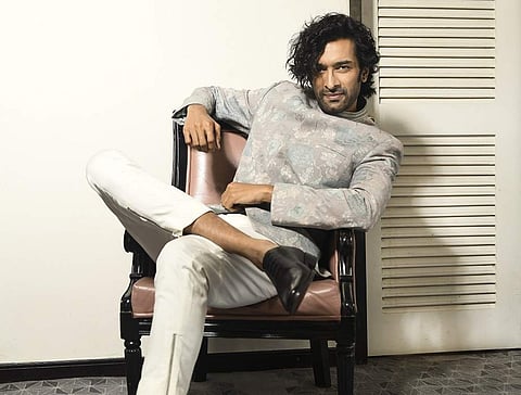 Jeetu Kamal in a Dev r Nil ensemble