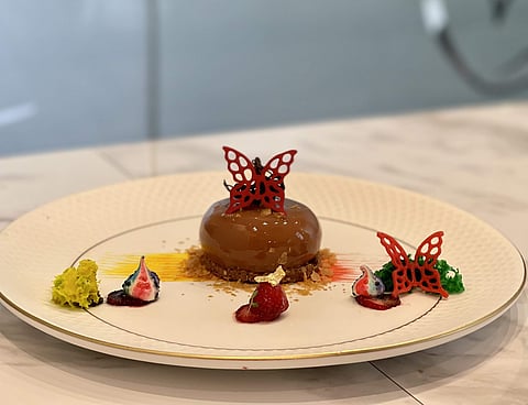 Cake with caramel ganache & mango compote