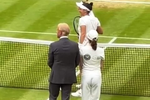 Vidya cheers for Ons Jabeur