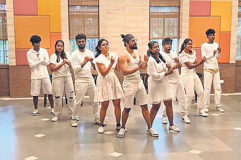 The cast of Muttal Kadhal during rehearsals