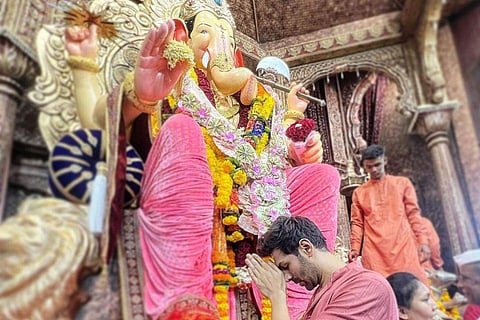 In frame Kartik Aaryan at Lalbaugcha Raja