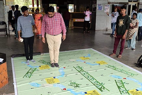 A commuter playing the game