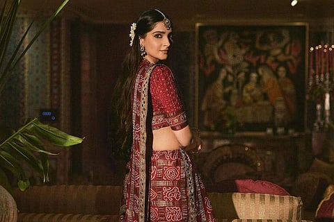 Sonam Kapoor raids mom’s closet, stuns in a mesmerising 35-year-old ghar chola