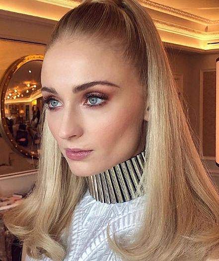 If you're not sure about an outward flip, this inward flip that Sophie Turner wore gives off a similar vibe