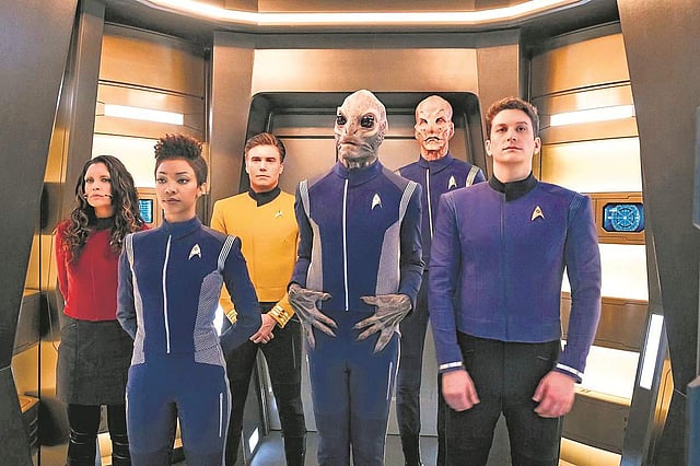 <em>Sonequa and the Star Trek: Discovery crew</em>
