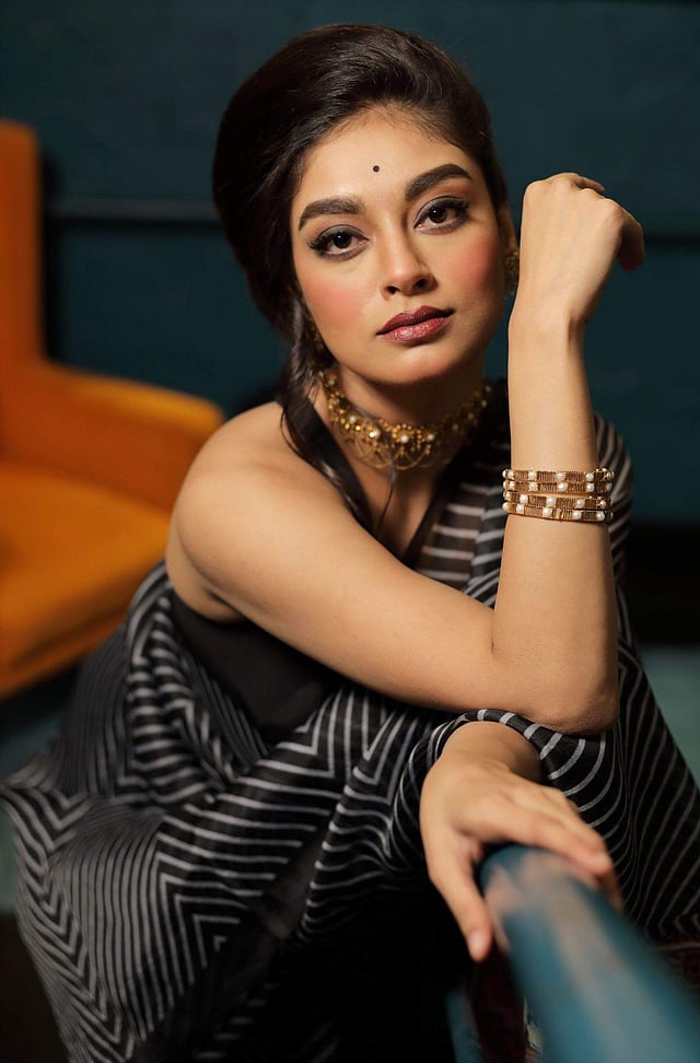 <em>A striped sari from Simmaya with monotone sleeveless blouse</em>