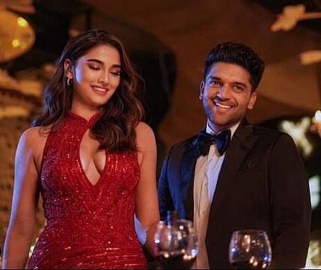 <em>Saiee Manjrekar and Guru Randhawa</em>