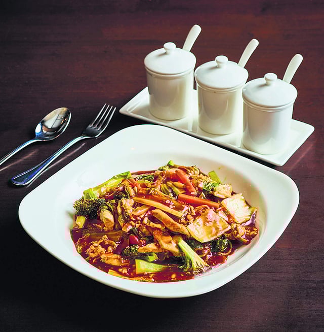 Pan-fried noodles with chicken