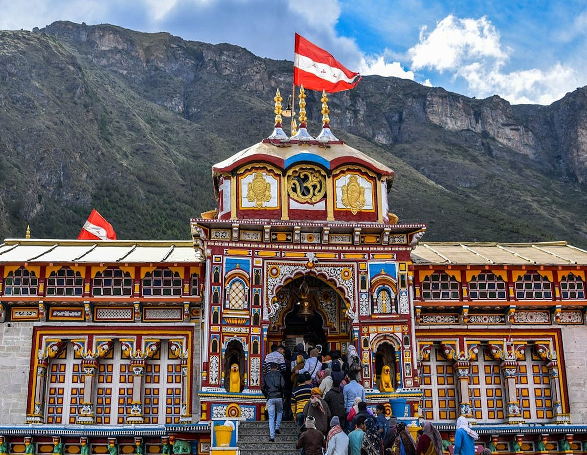 https://media.indulgexpress.com/indulgexpress/2026-04-19/55rydh7n/badrinath-temple1.jpg