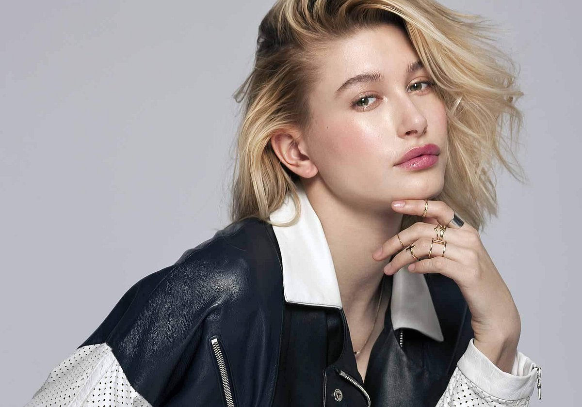 Hailey Baldwin apologises to restaurant hostess who called her out for